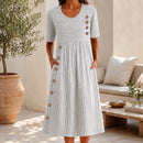 Vestido Elvanna com Estampa de Listras Delicadas e Botões Decorativos Chiques